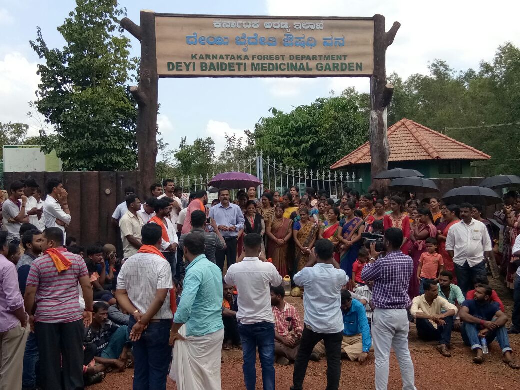 ದೇಯಿ ಬೈದೆತಿ ಪ್ರತಿಮೆ ಶುದ್ದೀಕರಣಕ್ಕೆ ಅರಣ್ಯ ಇಲಾಖೆ ತಡೆ: ಪ್ರತಿಭಟನೆ